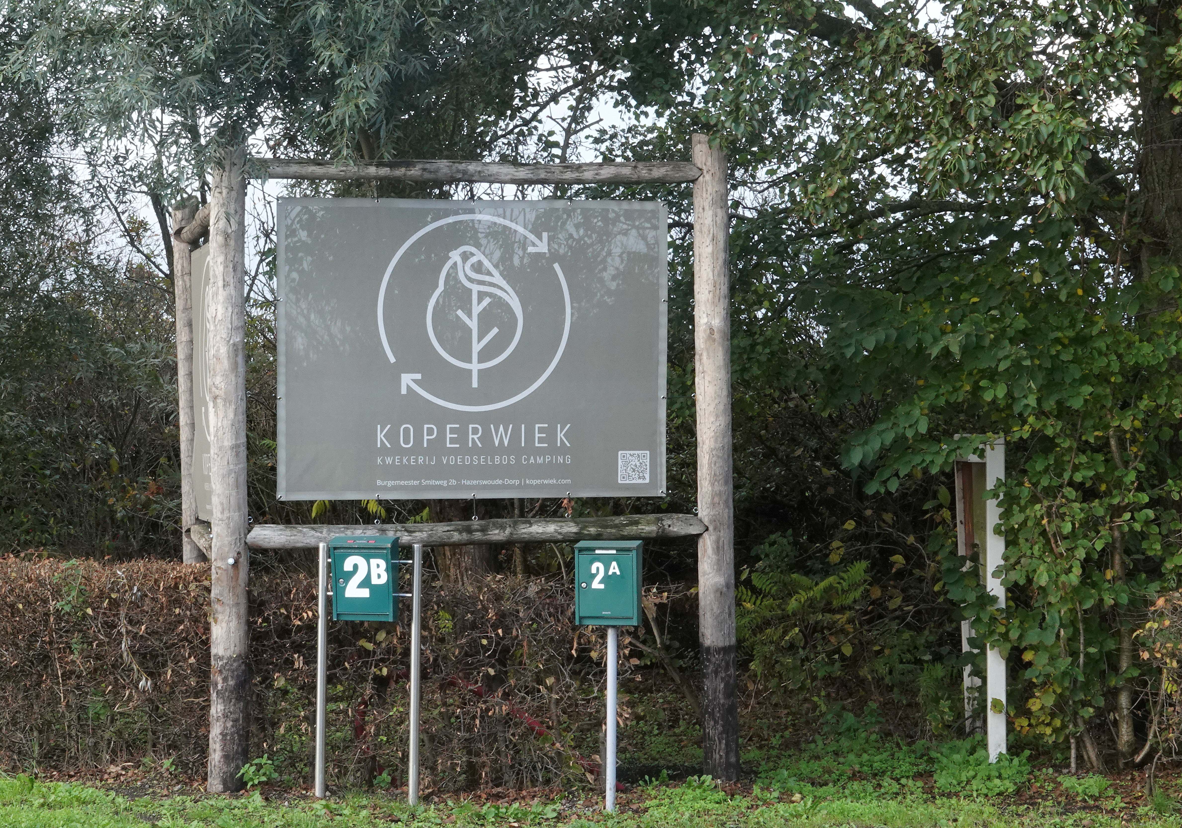 (Hazerswoude). Foto van Ko Katsman.
Koperwiek vrijwilligers plaatsen de nestkasten
